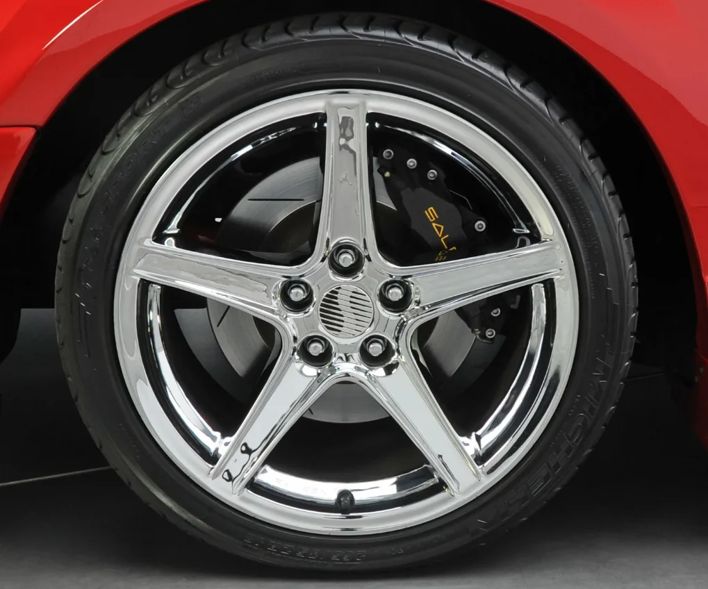 Saleen 18" x 9"/10" New Edge Wheel